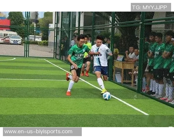 激情四溢的五人制业余足球赛点燃社区活力展现团队精神与友谊的碰撞